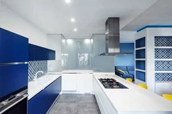 Дизайн кухни с синим полом