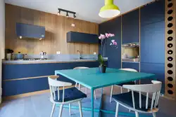 Дизайн кухни с синим полом