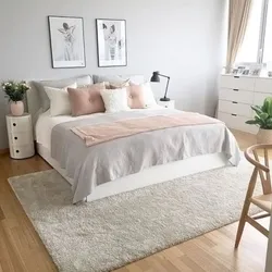 Бежевая кровать в интерьере спальни