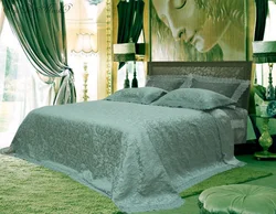 Bedroom With Green Bedspread Photo