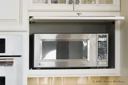 Микроволновка в интерьере кухни в шкафу
