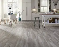 Wood-effect tiles in the kitchen interior