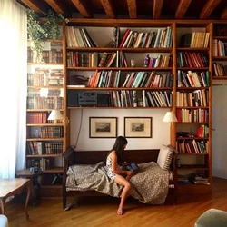 Стеллажи с книгами в спальне фото