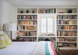 Стеллажи с книгами в спальне фото