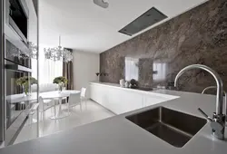 Белый мрамор в интерьере кухни
