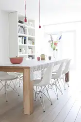 Прямоугольный стол в интерьере кухни