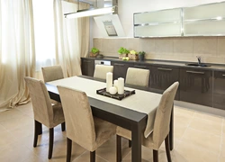Прямоугольный стол в интерьере кухни