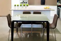 Прастакутны стол у інтэр'еры кухні