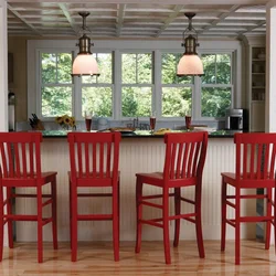 Интерьер кухни с красными стульями