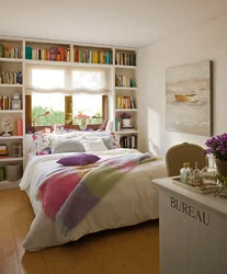 Спальня з кніжнай шафай фота