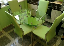 Фото кухни с зелеными стульями