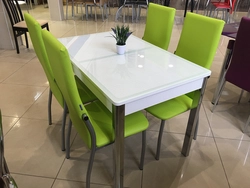 Фото кухни с зелеными стульями