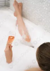Banyoda bir şüşə ilə şəkil