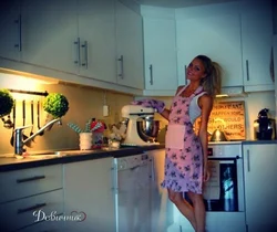 Блондинка на кухне фото
