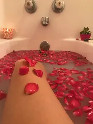 Photo bath with petals