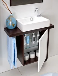 Шағын ванна бөлмесінің фотосуреті үшін раковинасы бар шкаф