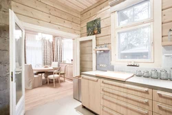 Фото белая кухня в деревянном доме