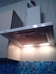 Выцяжка для кухні ўбудаваная з адводам у вентыляцыю фота