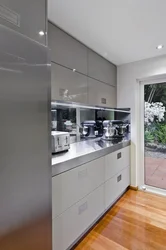 Дизайн белая кухня серый холодильник