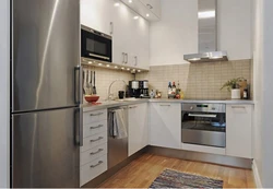 Дизайн белая кухня серый холодильник