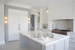 Белая кухня с мраморным фартуком фото