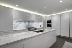 Белая кухня з мармуровым фартухом фота