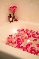 Photo bath with foam and rose petals