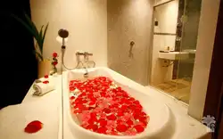 Фото ванна с пеной и лепестками роз