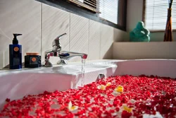 Photo bath with foam and rose petals