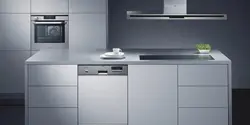 Асобнастаячая посудамыйная машына на кухні фота