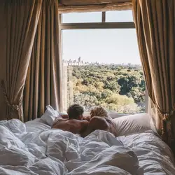 Фото пары в спальне