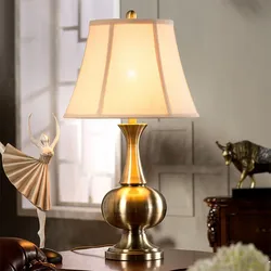 Настольные лампы в интерьере гостиной