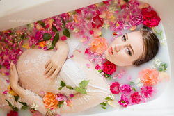 Ideas for photos in a bath with flowers