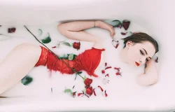 Идеи для фото в ванне с цветами