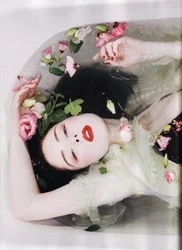 Ideas for photos in a bath with flowers