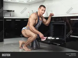 Мужчыны ў фартуху на кухні фота