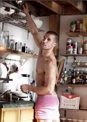 Красивые мужчины на кухне фото