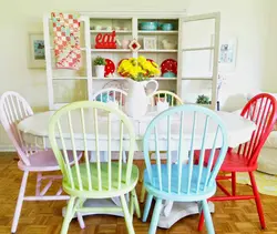 Кухня с цветными стульями фото