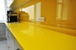 Жоўтая стальніца на кухні фота