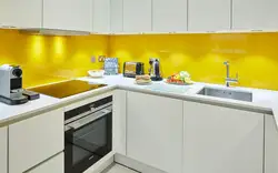 Жоўтая стальніца на кухні фота