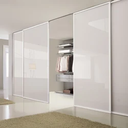 Раздвижные зеркальные двери для гардеробной фото