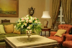 Искусственные цветы в интерьере гостиной фото