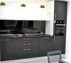 Кухня ніз чорны верх шэры фота
