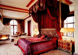Интерьер спальни с красной кроватью