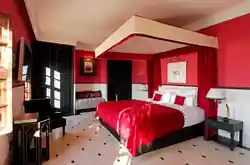 Інтэр'ер спальні з чырвоным ложкам