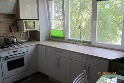 Микроволновка на кухне на окне фото