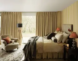 Цветные шторы в интерьере спальни фото