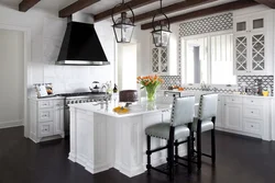 Белая кухня с черной плитой фото