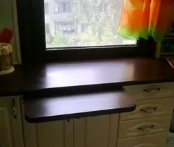 Стол падваконнік у маленькай кухні фота сваімі