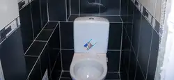 Bir mənzildə bir qutu ilə tualetin dizaynı